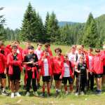 Die Jugend spaziert während des Sommercamps des AC Mailand in den Wäldern der Hochebene von Asiago