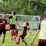 Tiro na cabeça em um escanteio durante uma partida no AC Milan Academy Camp em Gallio, no planalto de Asiago