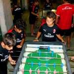 Meninos jogando futebol de mesa durante o acampamento de verão do AC Milan em Lignano Sabbiadoro