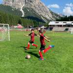 Três jovens talentos do futebol em ação durante um treinamento no AC Milan Academy Camp em Cortina d'Ampezzo, nas Dolomitas