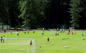 Campo di calcio dell'AC Milan Junior Camp a Cortina d'Ampezzo nelle Dolomiti