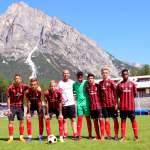 Jeunes joueurs de l'AC Milan Academy Camp sur le terrain de jeu du centre sportif de Cortina d'Ampezzo dans les Dolomites