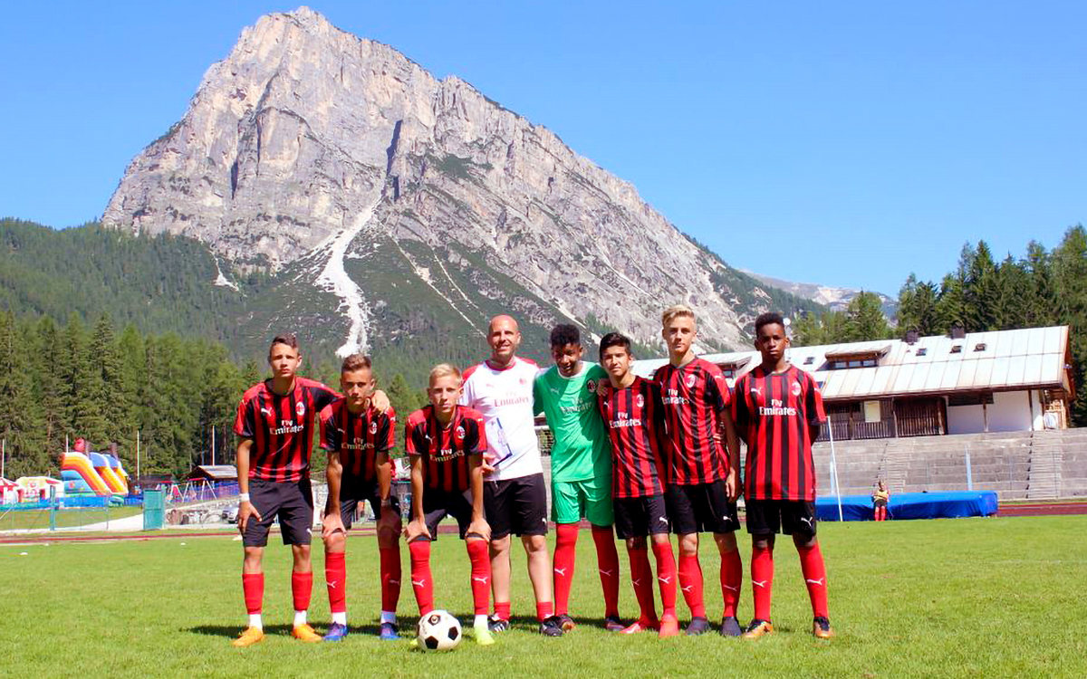 Giovani calciatori dell'AC Milan Junior Camp presso il campo di gioco del Centro sportivo di Cortina d'Ampezzo nelle Dolomiti