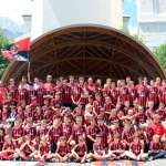 Les enfants du Camp de l'Académie de Milan devant la Conchiglia sur la place Dibona (ex place de Venise) à Cortina d'Ampezzo<br />