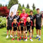 Il supervisore AC Milan, Walter De Vecchi, con sette ragazzi del Milan Camp sull'Altopiano di Asiago