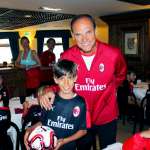 Walter De Vecchi nella sala da pranzo dell'albergo di Cortina d'Ampezzo con un bambino e altri ragazzi del Milan Junior Camp