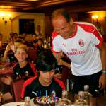 Walter De Vecchi con los jóvenes del AC Milan Academy Camp en el comedor del hotel en la meseta de Asiago
