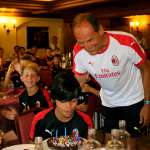 Walter De Vecchi mit den Jugendlichen des AC Milan Academy Camps im Speisesaal des Hotels auf der Hochebene von Asiago 