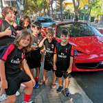 Seis crianças do AC Milan Academy Camp em frente a uma Ferrari em Jesolo Lido (Veneza)