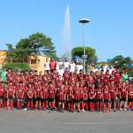 Les enfants du camp de l'Académie de Milan AC devant la fontaine sur la place du village touristique de Lignano Sabbiadoro