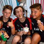 Cinco crianças do AC Milan Academy Camp comem sorvete em Lignano Sabbiadoro