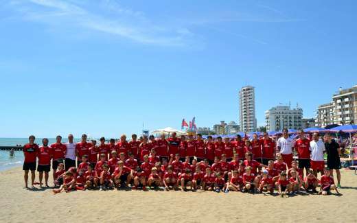 I ragazzi dell'AC Milan Junior Camp in spiaggia a Jesolo Lido (Venezia)
