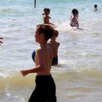 AC米兰夏令营期间在海的孩子在Lignano Sabbiadoro