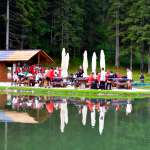 Los niños del Milan Junior Camp en la orilla de un lago de montaña cerca de Cortina d'Ampezzo en los Dolomitas