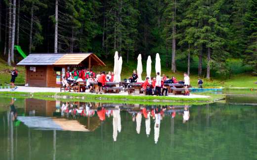 I ragazzi del Milan Junior Camp in riva ad un laghetto di montagna presso Cortina d'Ampezzo nelle Dolomiti