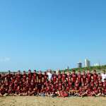 迭戈·博尔托鲁齐 (Diego Bortoluzzi) 与 AC 米兰学院营的孩子们在 Lignano Sabbiadoro 海滩上的 AC 米兰青少年营的青年