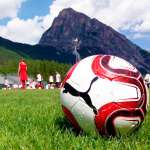 Puma-Ball auf dem Rasen des Spielfelds des AC Milan Academy Camps in Cortina d'Ampezzo