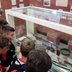 Jungen des AC Milan Academy Camps beim Besuch des Kriegsmuseums 1915-18 in Asiago