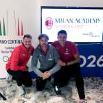 Die Mitarbeiter des AC Mailand Academy Camp Sporteventi am Stand der Olympischen Winterspiele 2026 in Mailand-Cortina