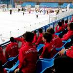 Les garçons du camp d'été de l'AC Milan suivent le spectacle à la patinoire de Cortina d'Ampezzo