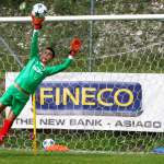 Atajada del portero en el AC Milan Academy Camp en el campo de juego de Gallio (meseta de Asiago)