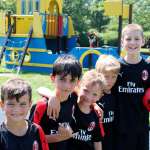 Fünf Kinder aus dem AC Milan Academy Camp auf dem Spielplatz in Jesolo (Venedig)