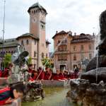 Les enfants du camp de l'Académie de Milan AC près de la fontaine sur la place d'Asiago