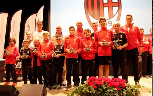 Premiazione dei ragazzi all'AC Milan Junior Camp di Cortina d'Ampezzo