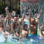 Kinder haben Spaß im Pool im Sommercamp des AC Mailand in Lignano Sabbiadoro