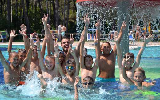 Ragazzi si divertono in piscina al campo estivo dell'AC Milan a Lignano Sabbiadoro