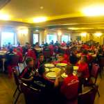 米蘭少年夏令營的孩子們在亞速戈高原的加利奧加滕酒店的飯廳裡用餐