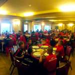 Les enfants du Milan Junior Camp prenant un repas dans la salle à manger de l'hôtel Gaarten à Gallio sur le plateau d'Asiago