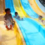 Cinco niños en el tobogán de agua durante el campamento de verano del AC Milan en Lignano Sabbiadoro