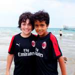 Duas crianças do AC Milan Academy Camp à beira-mar em Jesolo Lido (Veneza)