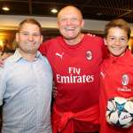 Pietro Vierchowod im Hotel in Cortina mit einem Jungen des AC Milan Academy Camps, dem er einen Ball unterschrieben hat, und dem Vater des Jungen