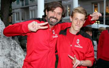 Filippo Galli, allenatore ed ex calciatore, con un ragazzo dell'AC Milan Junior Camp