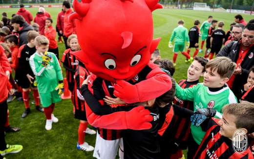 O mascote do AC Milan entretém as crianças durante o Milan Junior Camp Day no centro esportivo Vismara