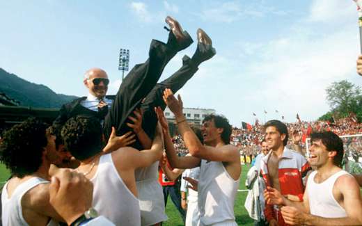 The team celebrates coach Arrigo Sacchi who led AC Milan to success