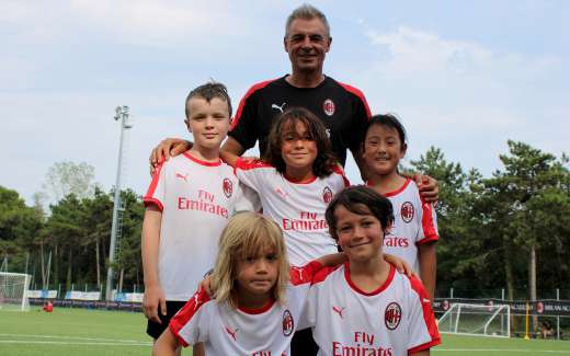 The coach Diego Bortoluzzi with five girls of the AC Milan Academy Camp