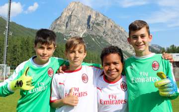 Quattro ragazzi all'AC Milan Junior Camp di Cortina d'Ampezzo