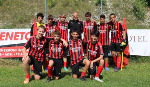 Giovani calciatori dell'AC Milan Academy Junior Camp con le maglie rossonere