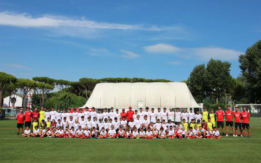 Giovani dell'AC Milan Junior Camp sul campo di calcio di Jesolo Lido (Venezia)