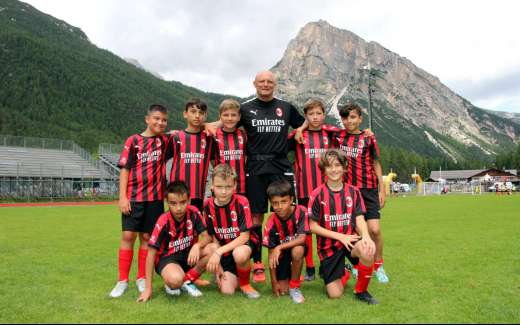 Vierchowod con la squadra di bambini dell'AC Milan Junior Camp a Cortina d'Ampezzo nelle Dolomiti