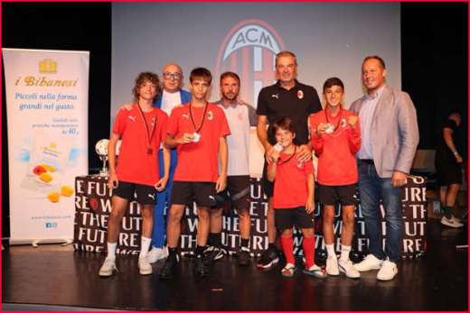 Premiazione dei bambini al summer camp di calcio AC Milan