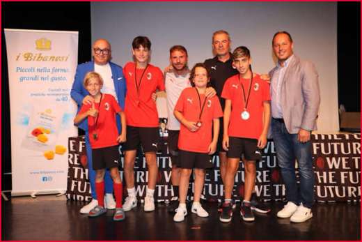 Premiazione dei ragazzi al camp estivo di calcio AC Milan