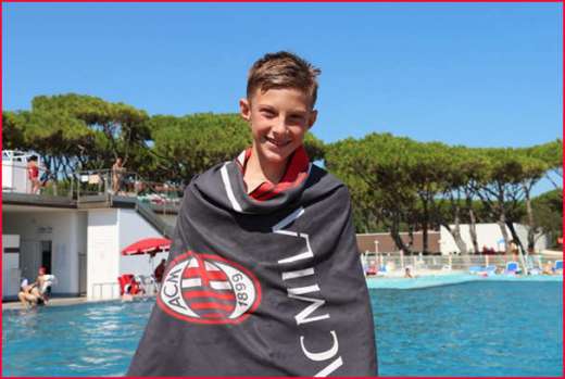 Ragazzo del Milan Camp si diverte in piscina a Jesolo