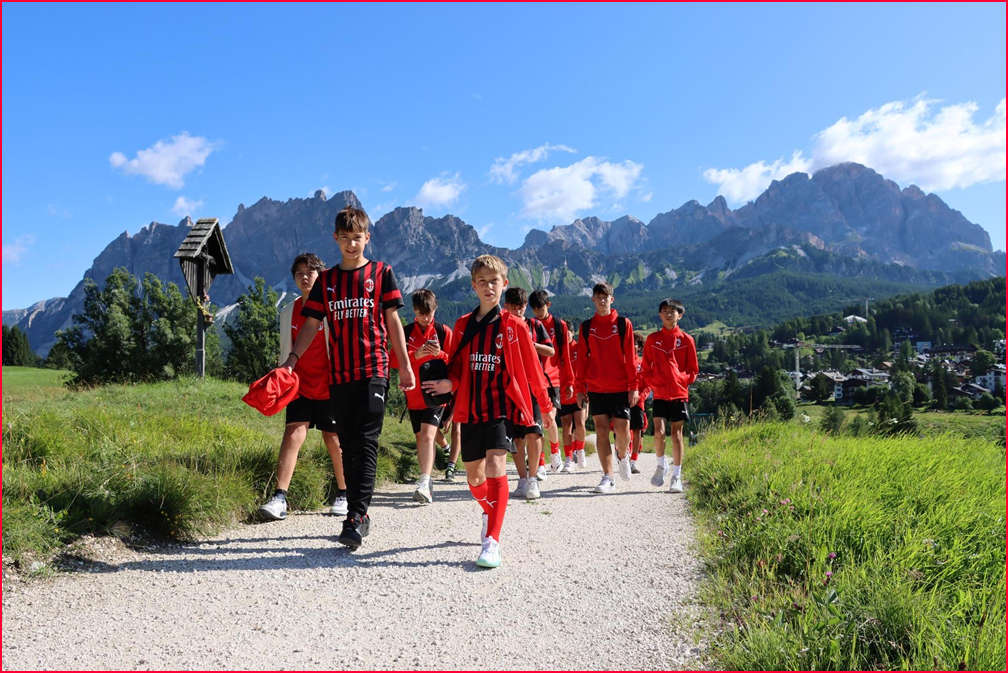 Ragazzi dell'AC Milan Camp camminano nel paesaggio naturale delle Dolomiti