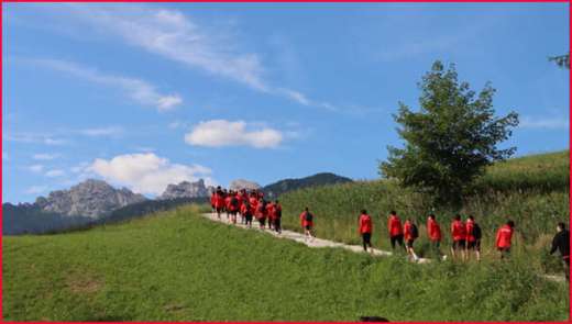 Bambini dell'AC Milan Camp in passeggiata sulle Dolomiti