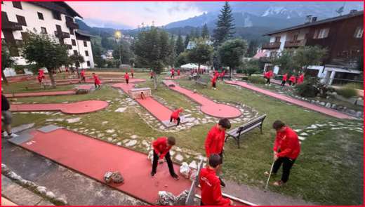 Bambini dell'AC Milan Camp giocano a minigolf a Cortina